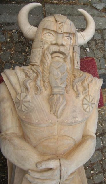 2. Viking, lipové dřevo, detail těla